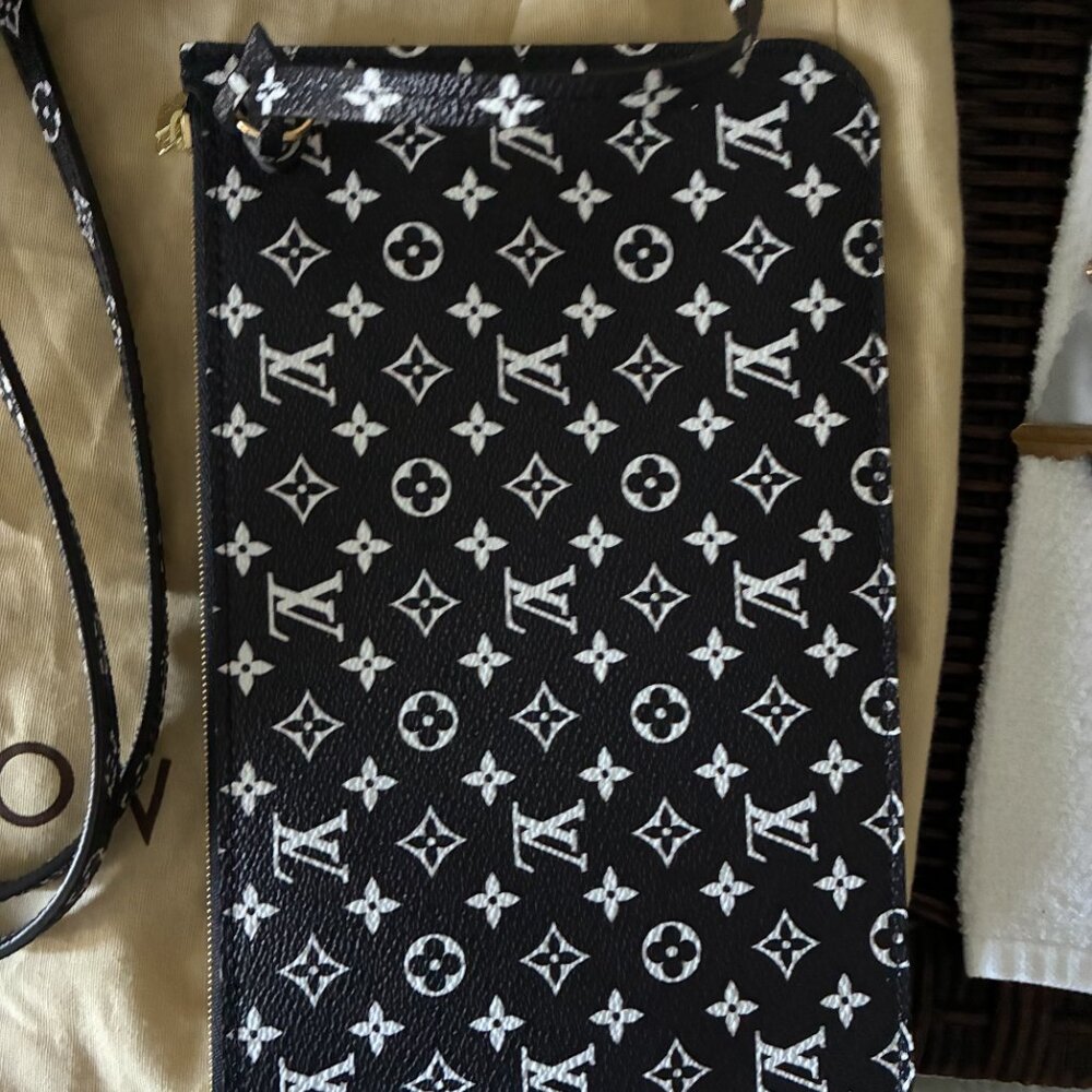 Louis Vuitton Neverfull MM Tote in Jungle Print - Picture 14 of 16